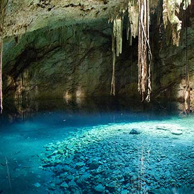 Tyrkysová voda sa trblieta v jaskyni. V zdrojoch podzemnej vody sa často prirodzene vyskytuje dusík vo forme amoniaku, dusitanov a dusičnanov.