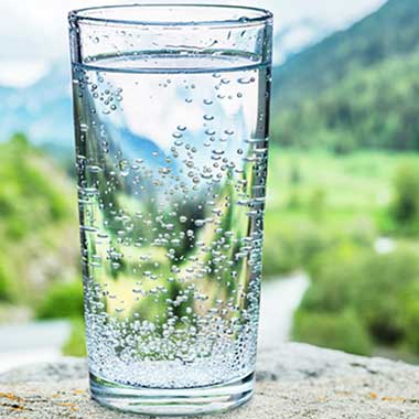 Tento pohár čistej vody pochádza z distribučného systému, ktorý využíva kondenzované fosforečnany na kontrolu korózie v distribučných systémoch pitnej vody.