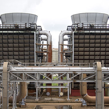 V chladiacich vežiach v tomto potravinárskom závode sa monitoruje tvrdosť pre optimalizáciu napájacej vody.
