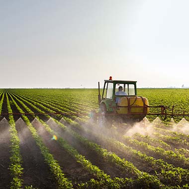 Poľnohospodársky traktor hnojí plodiny a privádza dusík vo forme amoniaku.